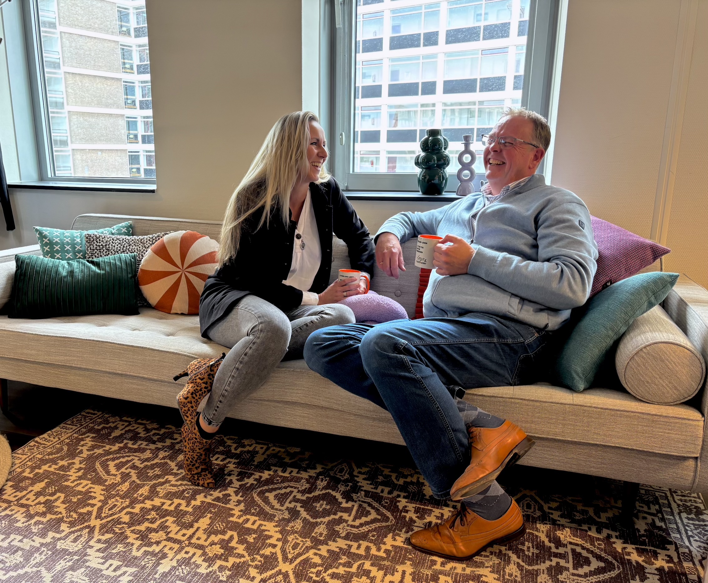 Sander en Cindy lachend op de bank