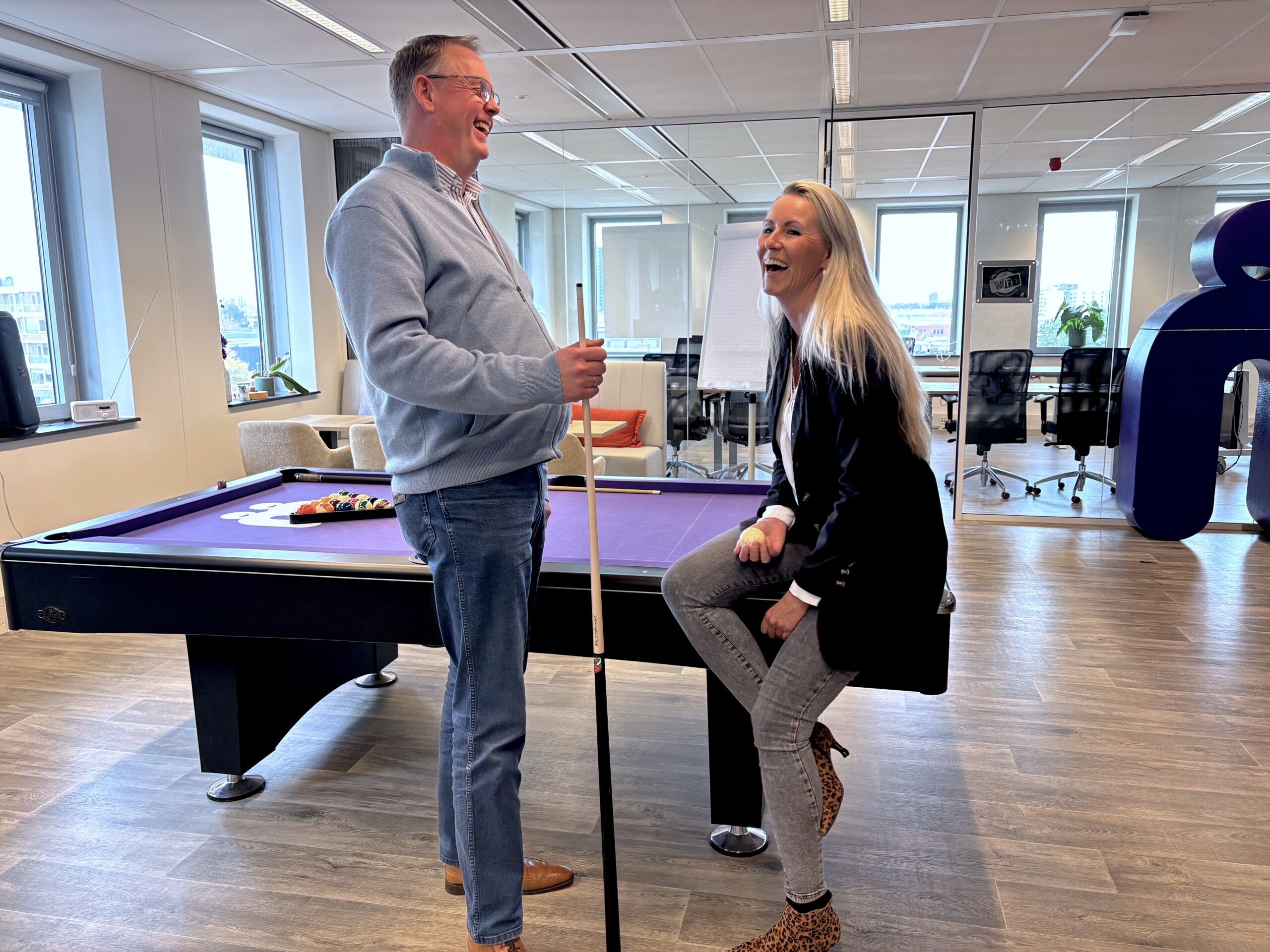 Sander en Cindy lachend bij de pooltafel