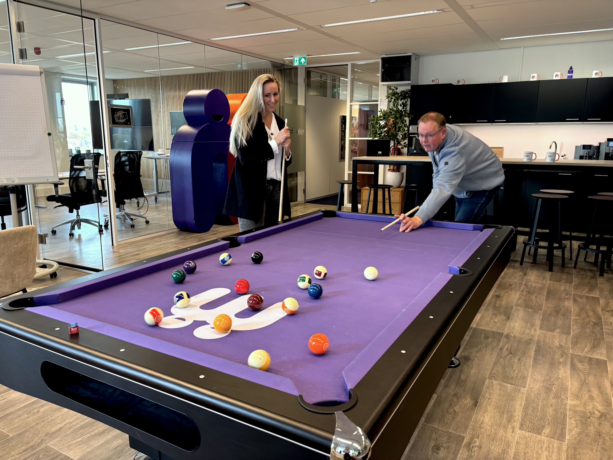 Sander en Cindy bij de pooltafel, Sander stoot af