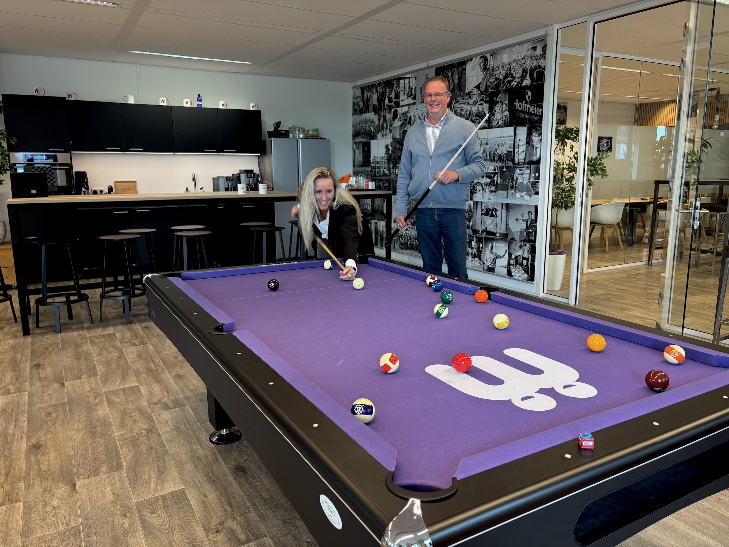 Sander en Cindy bij de pooltafel, Cindy stoot af