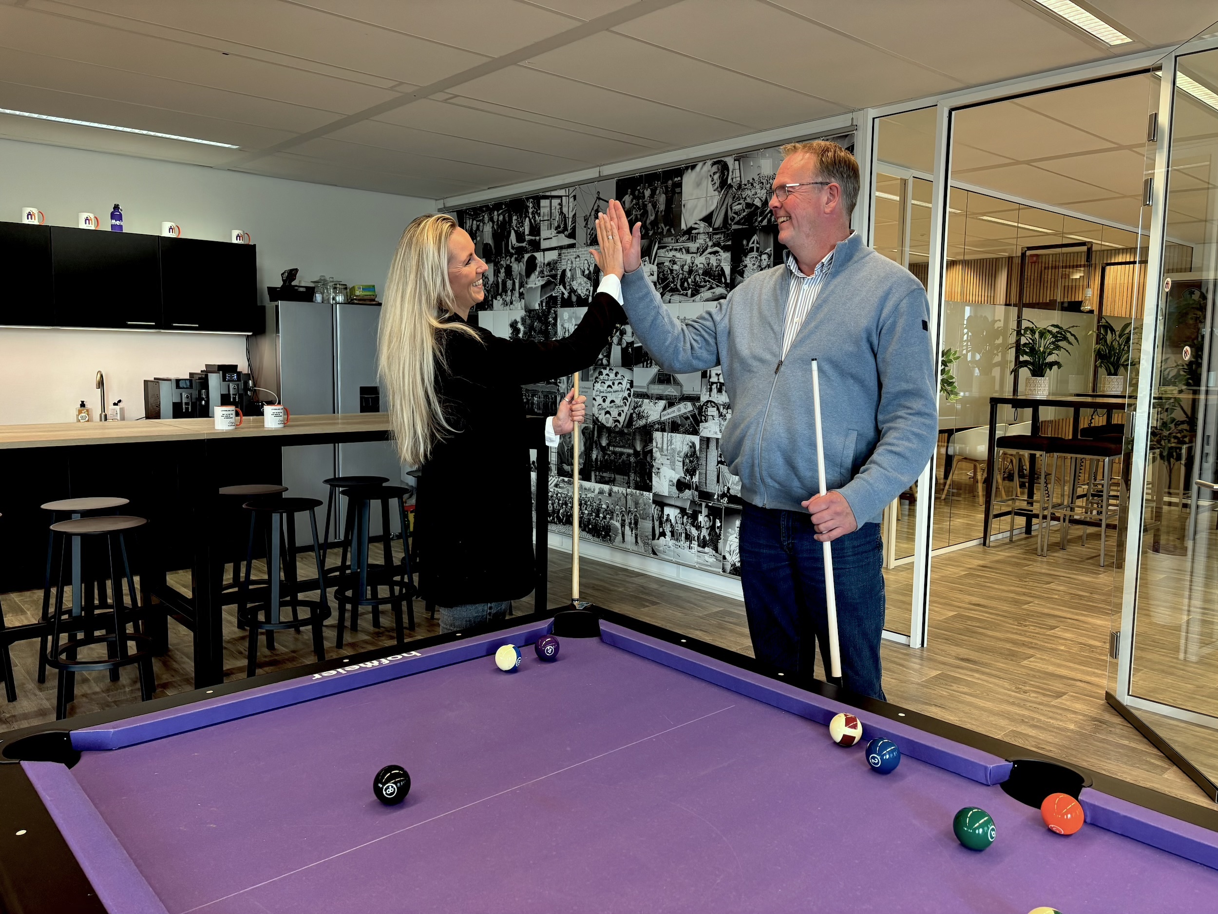 Sander en Cindy high five bij de pooltafel