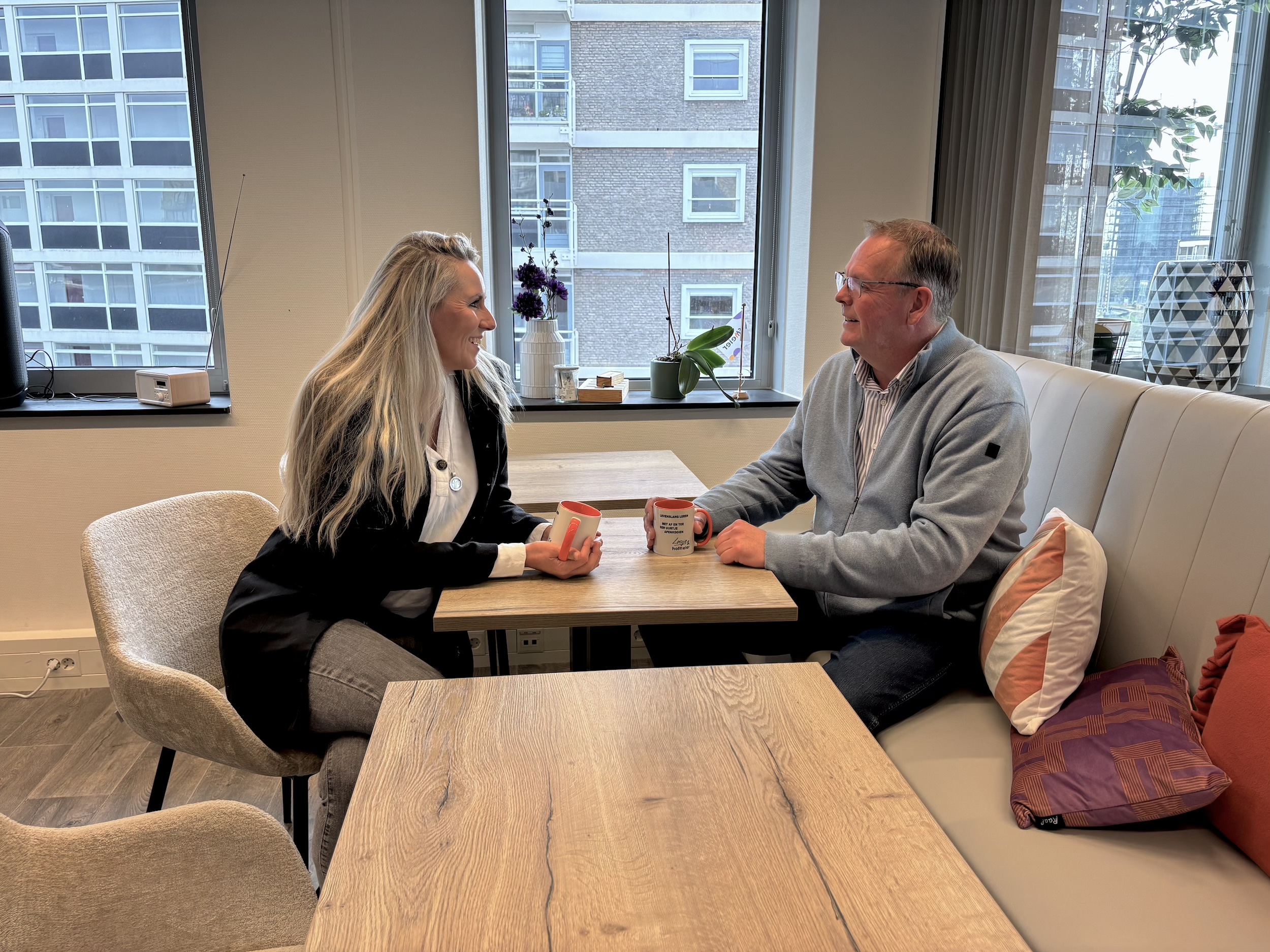 Sander en Cindy aan tafel